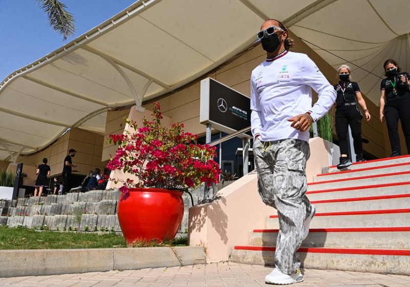 Hamilton wil achternaam Larbalestier toevoegen: "Ga dat in mijn naam zetten"