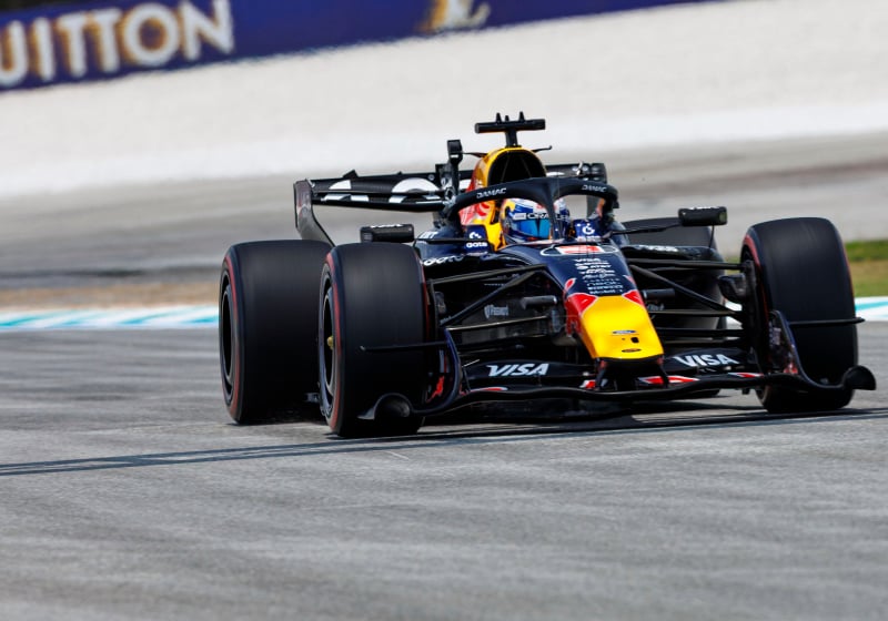 Oververhitte Verstappen achter Hadjar in tweede vrije training Maleisië, Leclerc het snelst