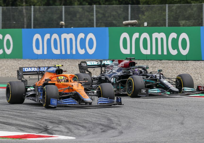 Norris reageert op complimenten Hamilton: 'Het is niet alsof hij perfect reed'