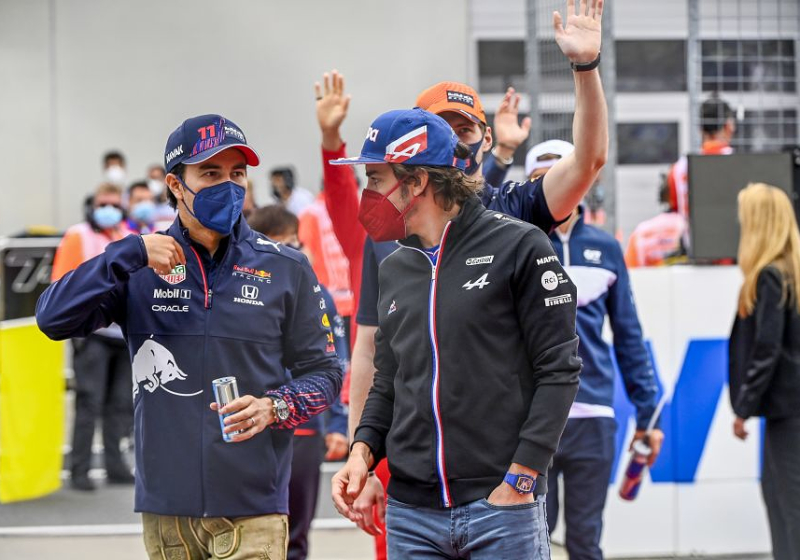 Checo Pérez y Fernando Alonso, dos de los pilotos más veteranos de la Fórmula 1