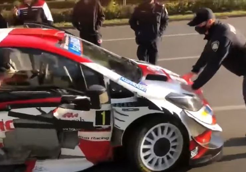 VIDEO: Rally-coureur moet op tijd zijn voor race en werkt niet mee met politie