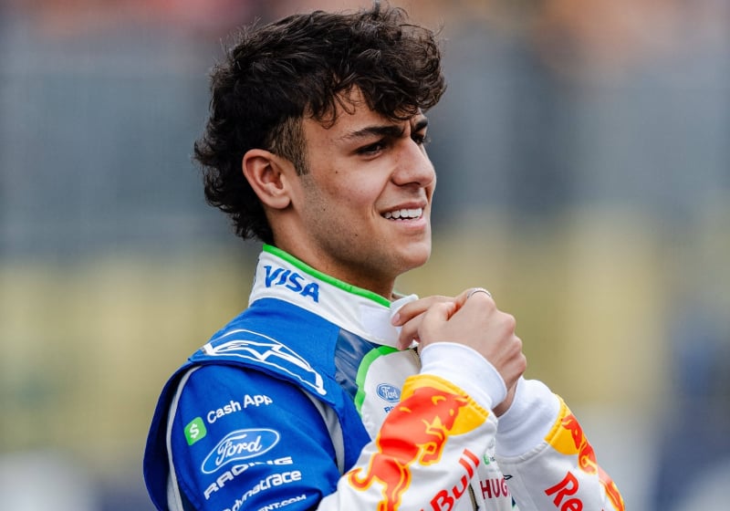 Lindblad sprakeloos na punten bij F1-debuut: 'Zo cool om met Verstappen te vechten'