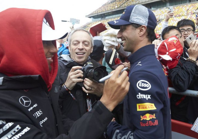 IN BEELD: Formule 1-coureurs delen handtekeningen uit in China