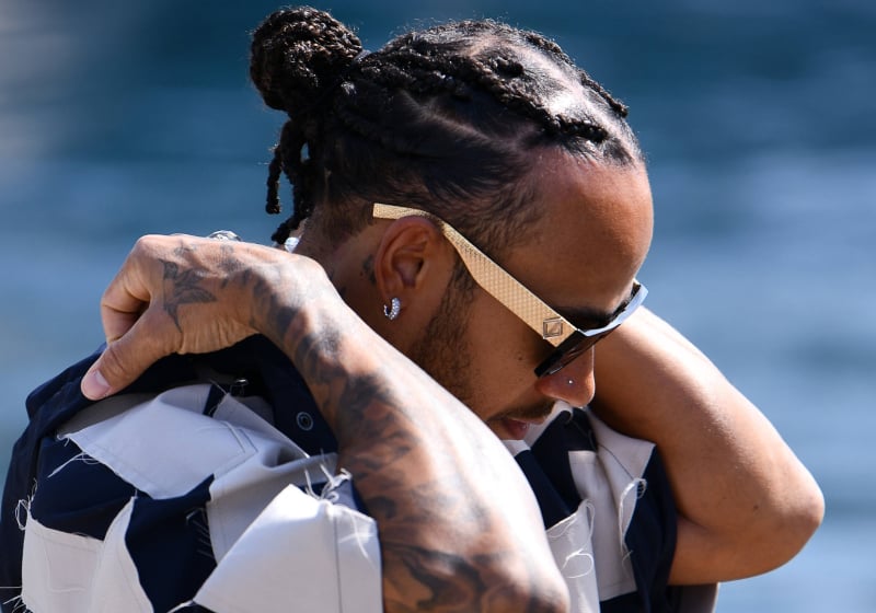 Hamilton ziet Mercedes upgrades eerder aan Russell geven: "Wist dat het lastig werd"