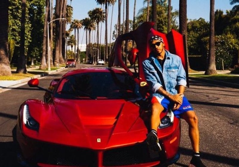 Hamilton laat zijn sportwagens stofhappen om milieu te redden