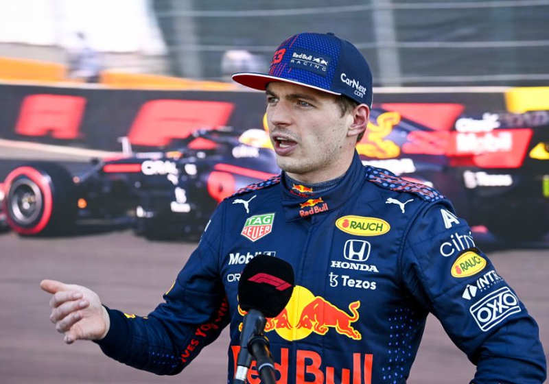 Max Verstappen gestraft door FIA voor te hard rijden onder dubbel geel