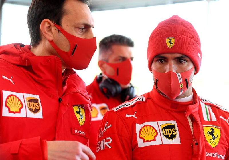 'Groot deel Ferrari-crew inclusief Carlos Sainz laat zich vaccineren in Bahrein'