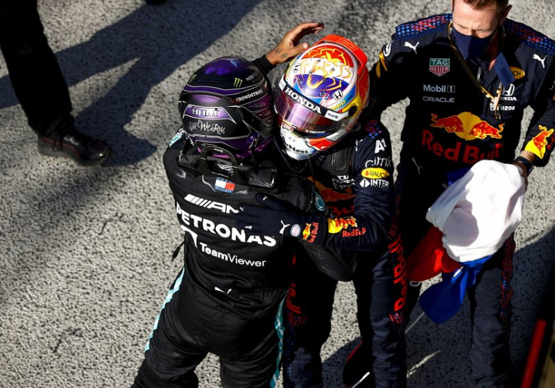 Hamilton: "Verstappen zowel fysiek als mentaal in beste vorm ooit"