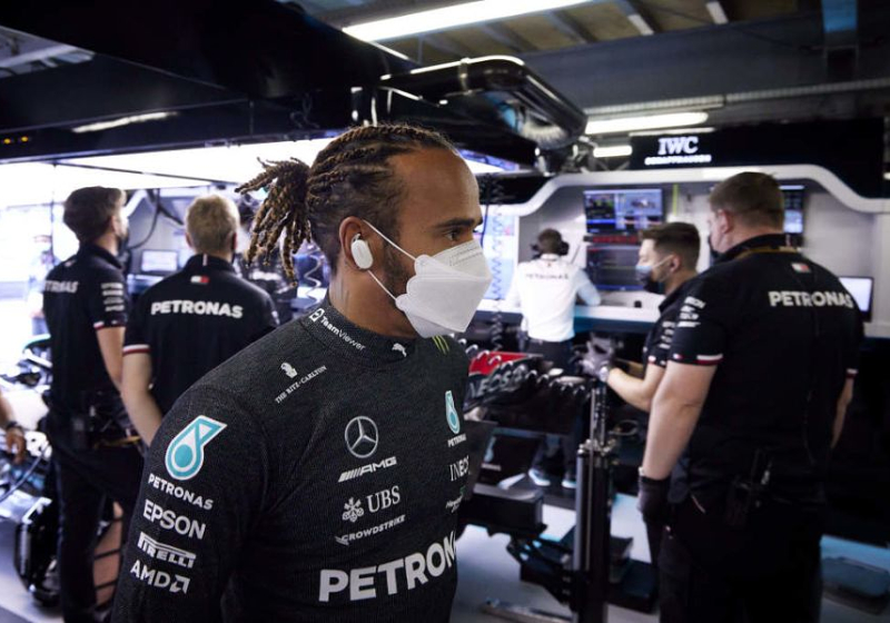 Hamilton draait bij na kritiek op Mercedes: "We winnen en verliezen als team"