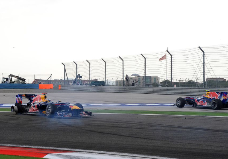 Vettel en Webber krijgen het aan de stok in Turkije: "Hij kan dit toch niet doen?"
