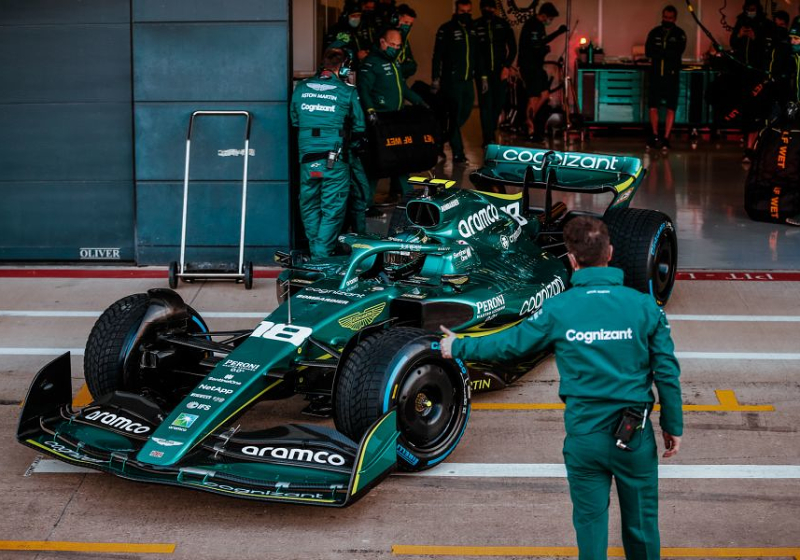 Aston Martin, primera escudería en poner un auto 2022 sobre el asfalto