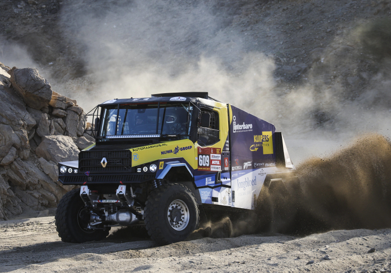 Huzink wins Dakar Stage 2 with trucks