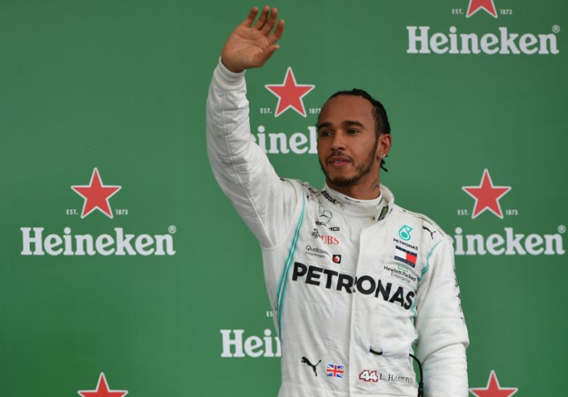 Hamilton reageert op verlies podiumplek: "Mijn excuses aan Albon"