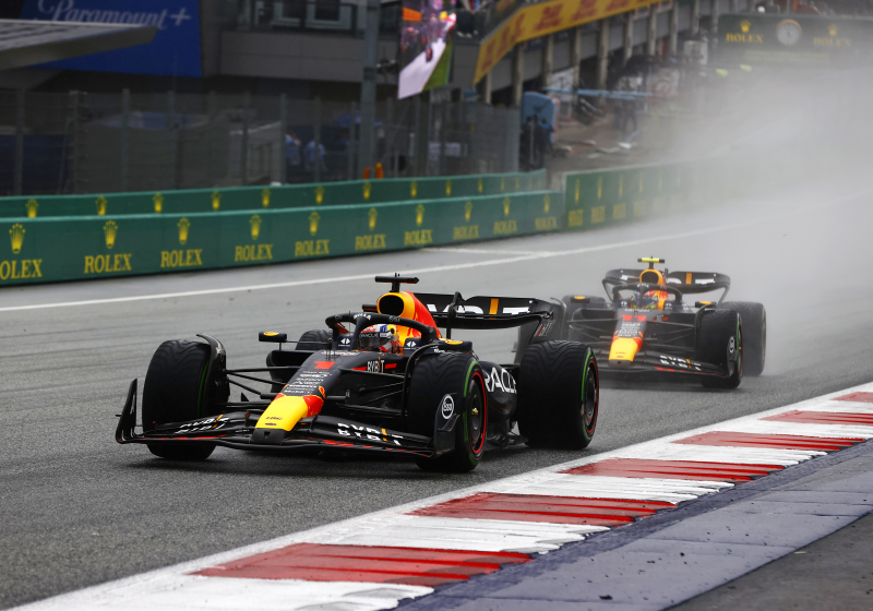 Verstappen wint sprintrace in Oostenrijk na verhit gevecht met Pérez