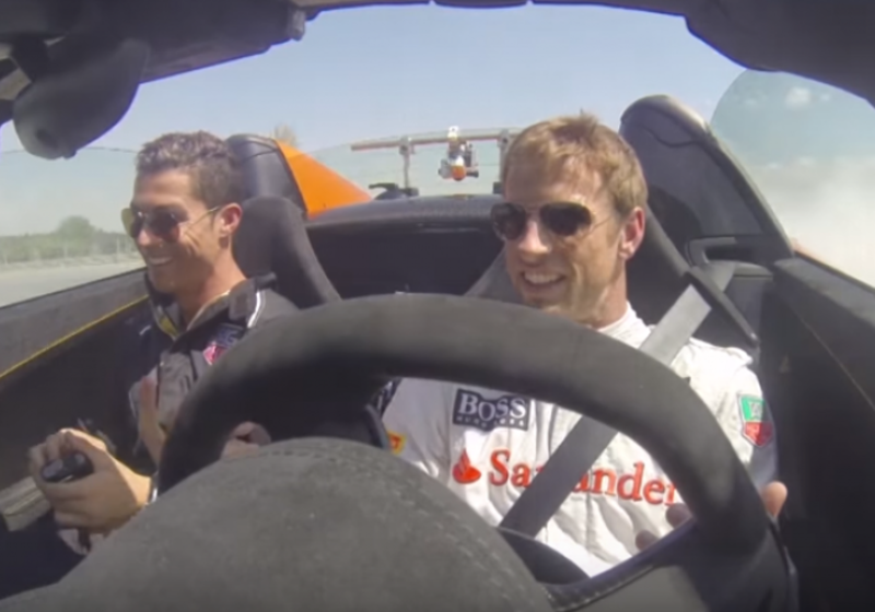 VIDEO: Cristiano Ronaldo krijgt driftles van Jenson Button