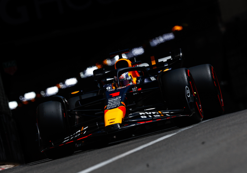 Verstappen glibbert en glijdt in verraderlijke omstandigheden naar zege in Monaco