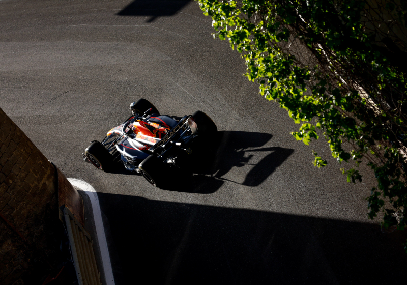 Verstappen klokt snelste tijd na crashes Leclerc en Colapinto in eerste training Bakoe