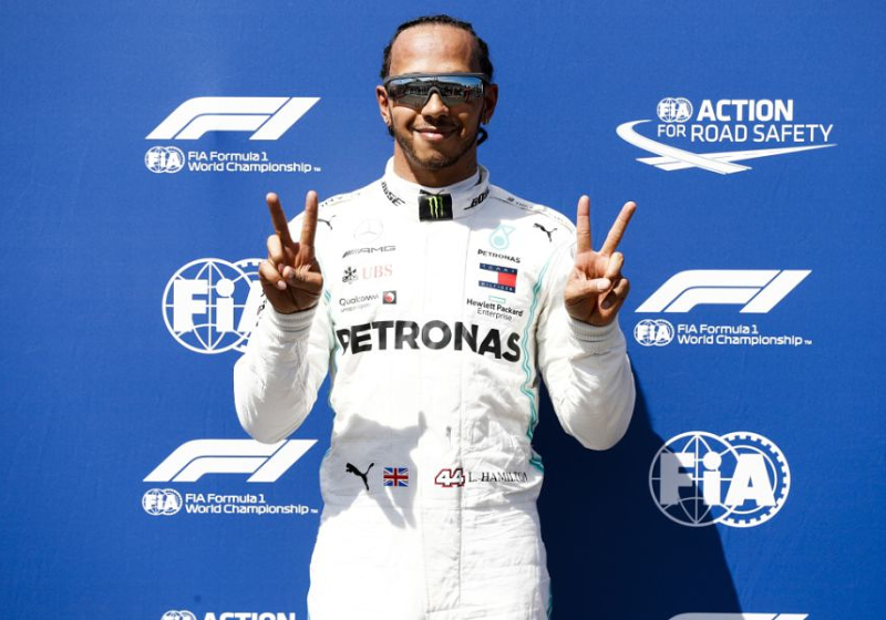 Zien we Lewis Hamilton binnenkort burgers flippen achter de bakplaat?