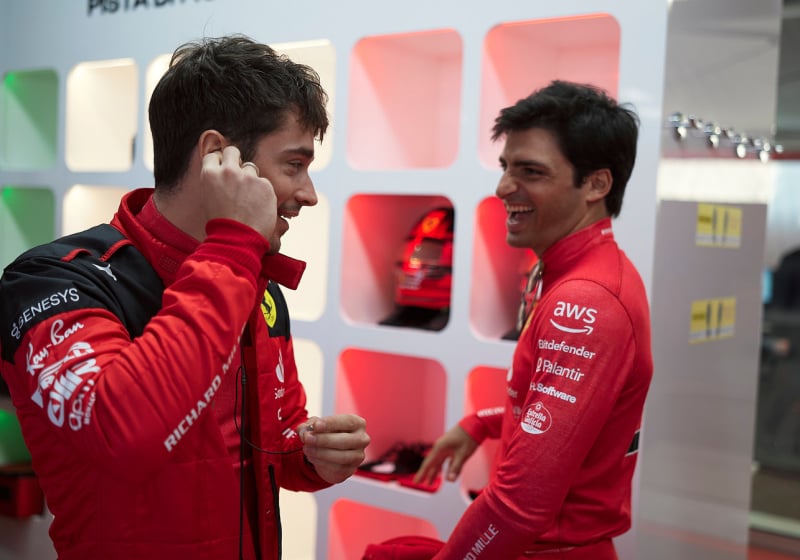 La noticia que pondría en la PELEA a Sainz y Leclerc