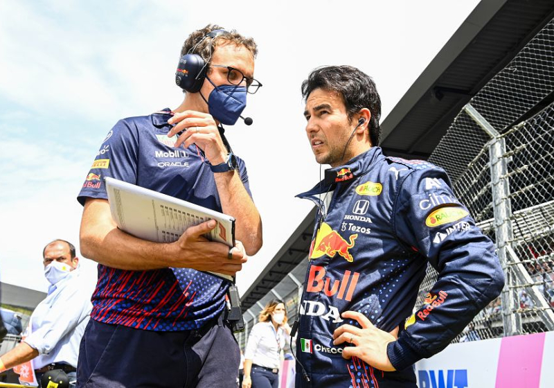 Pérez laat afstelling Verstappen steeds meer los: "Eigen weg inslaan"