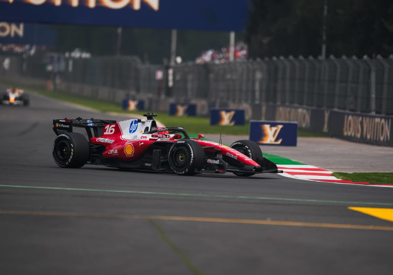 Leclerc snelste in VT1, vervanger Verstappen in top vijf en problemen bij andere Red Bull