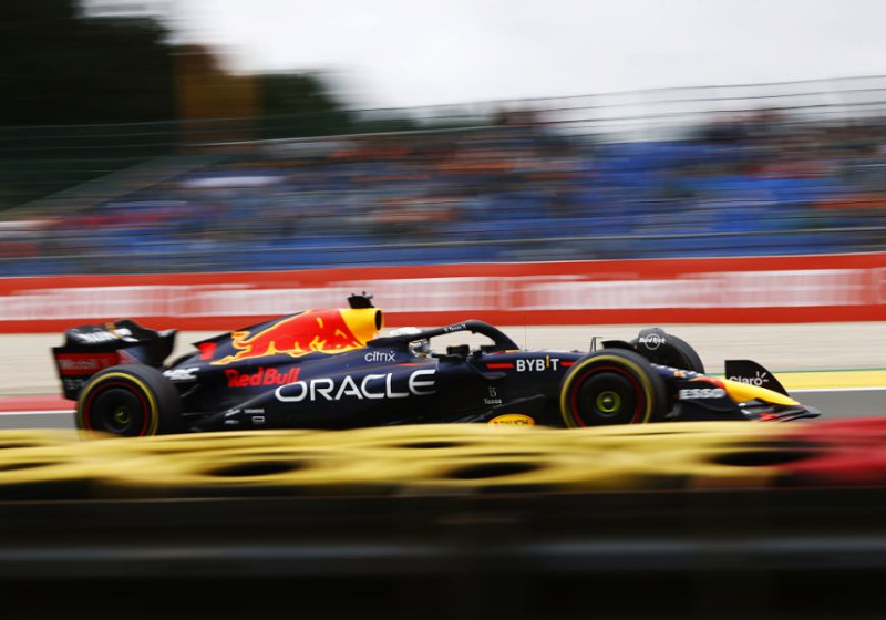 Verstappen zet Ferrari op grote achterstand in tweede vrije training op Spa
