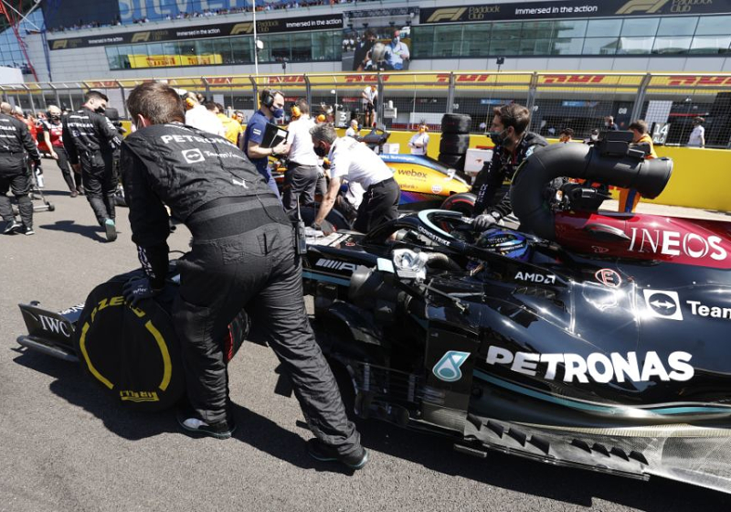 FIA geeft Hamilton flinke tijdstraf na veroorzaken crash Verstappen