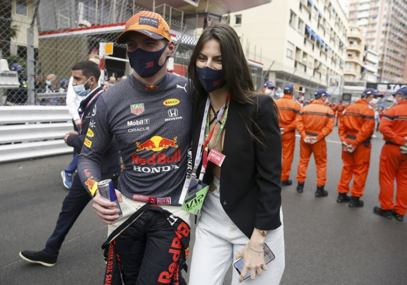 Verstappen krijgt bezoek van FIFA-helden, Russell ruilt helm met Alonso | Social Wall