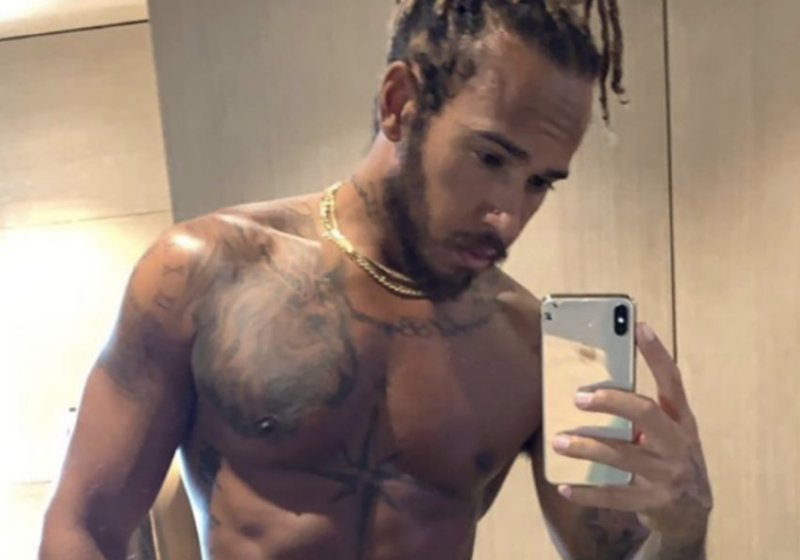 Hamilton toont nieuw kapsel en spieren aan de wereld