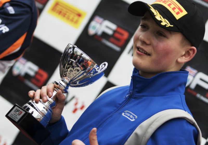 Monger scoort eerste podium sinds verschrikkelijke crash: "Geweldig gevoel"