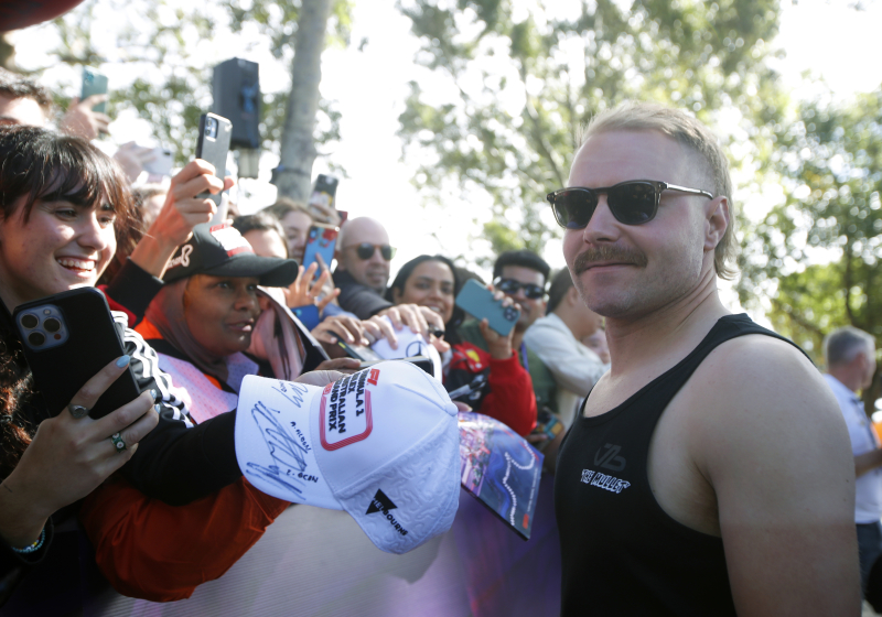 Bottas embraces 'The Mullet' persona on Australian GP arrival