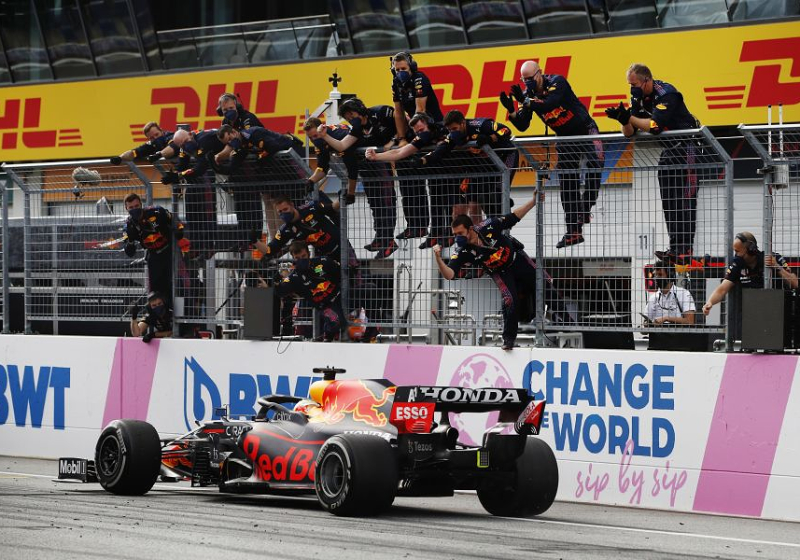 Verstappen op vingers getikt om burnout op start/finish: 'Gaan we niet meer tolereren'