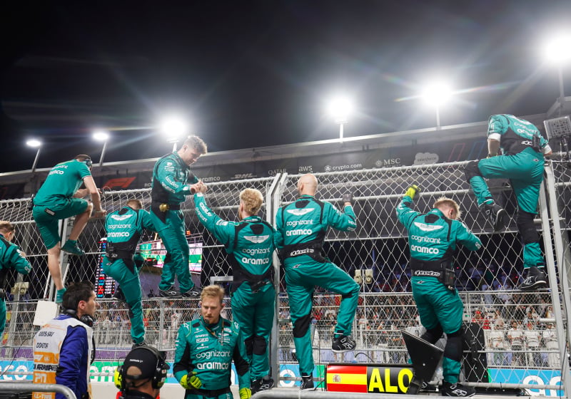 Se advierte a los equipos de F1 que eviten trepar por las vallas de los pits