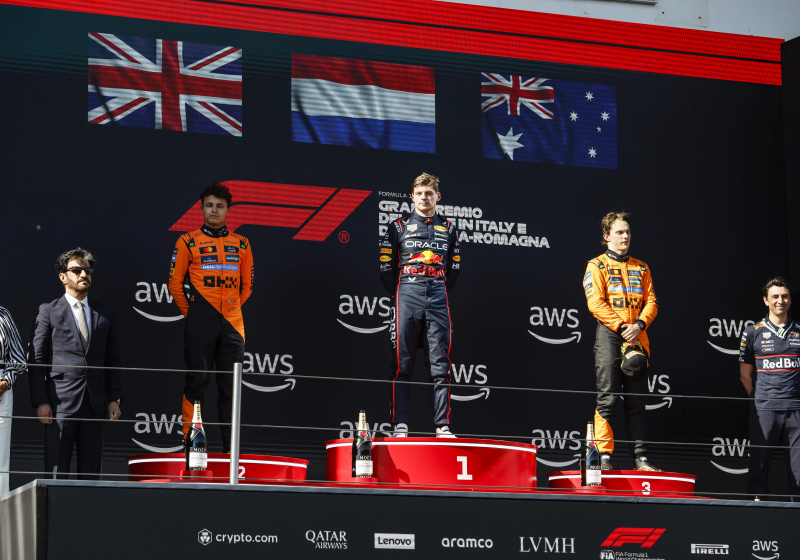 Tifosi zingt Verstappen toe in Imola: "Paar jaar geleden zongen ze nog over zijn moeder"