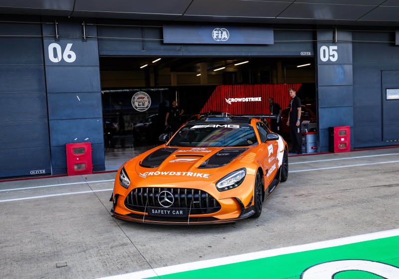 Mercedes rijdt met speciale editie safety car in Silverstone, fans zien link met Verstappen