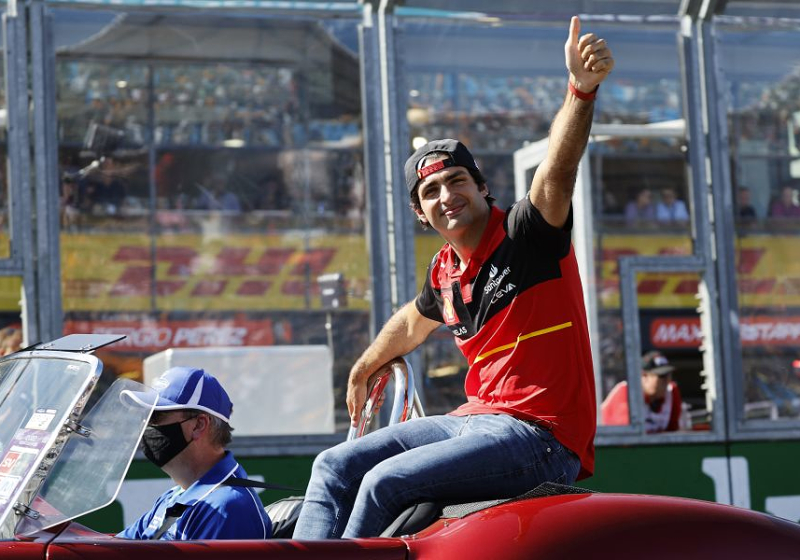OFICIAL: Sainz renueva contrato con Ferrari