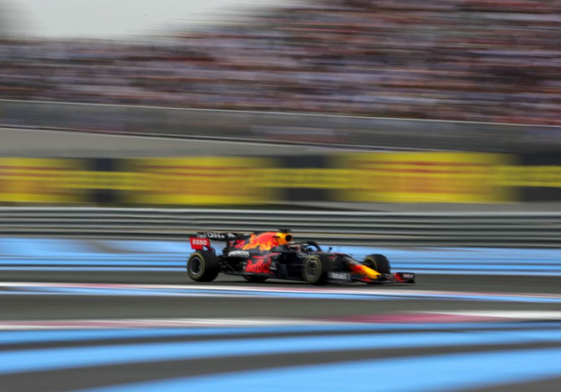 Dit is waarom Verstappen niet gestraft werd voor overtreden van track limits in allereerste bocht