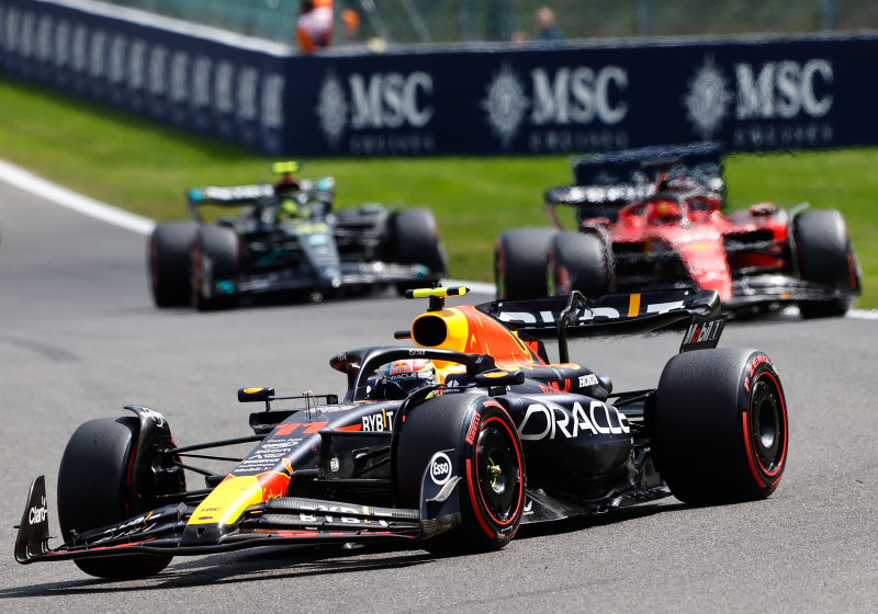 VIDEO: El rebase de Checo a Sainz por la P2 en Italia