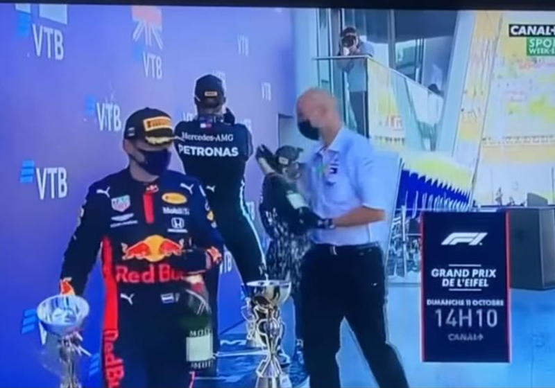 VIDEO: Verstappen verlaat podium nadat hij 'genegeerd' wordt door Mercedes-duo