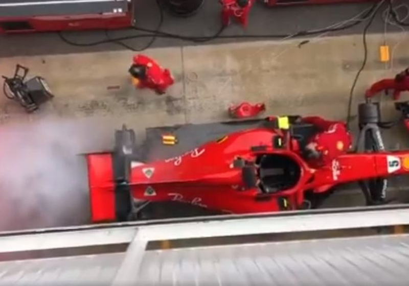 VIDEO: Ferrari van Vettel staat rokend in pitstraat