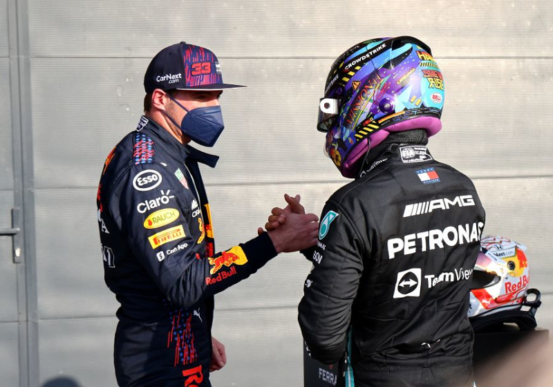 Schumacher over strijd Verstappen en Hamilton: 'Geen van beiden wijkt voor de ander'