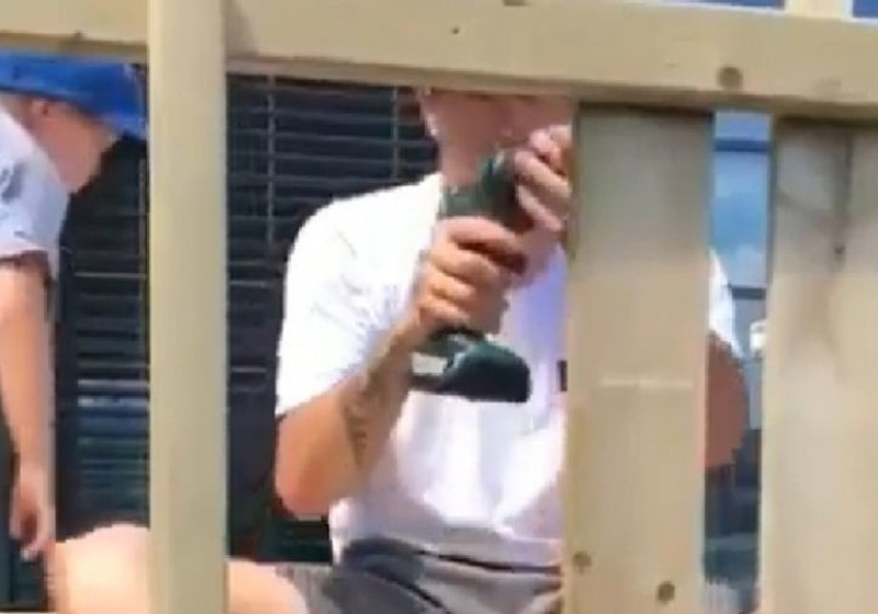 VIDEO: Kimi Räikkönen zet speeltoestel in elkaar voor zijn zoontje