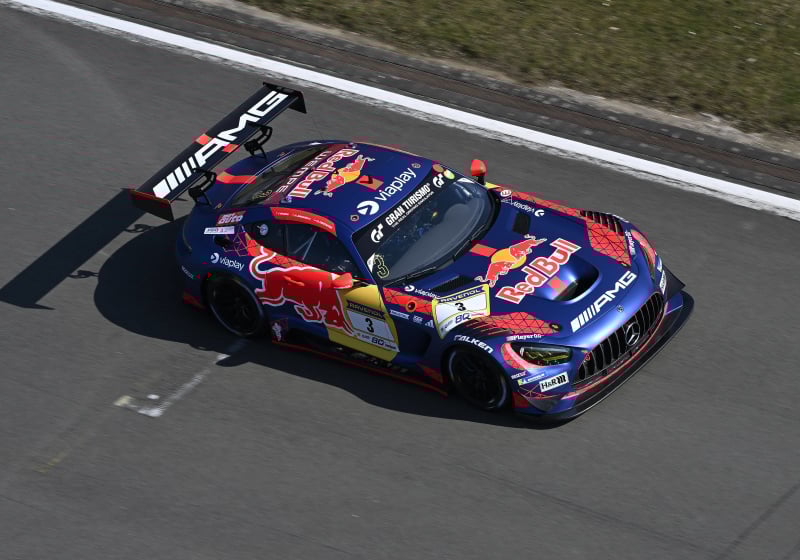 Verstappen wint met Gounon en Juncadella op Nürburgring met één minuut voorsprong