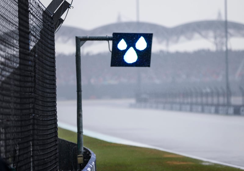 Bizar tafereel in Maleisië: halve F1-veld valt stil met hetzelfde probleem op kletsnat circuit