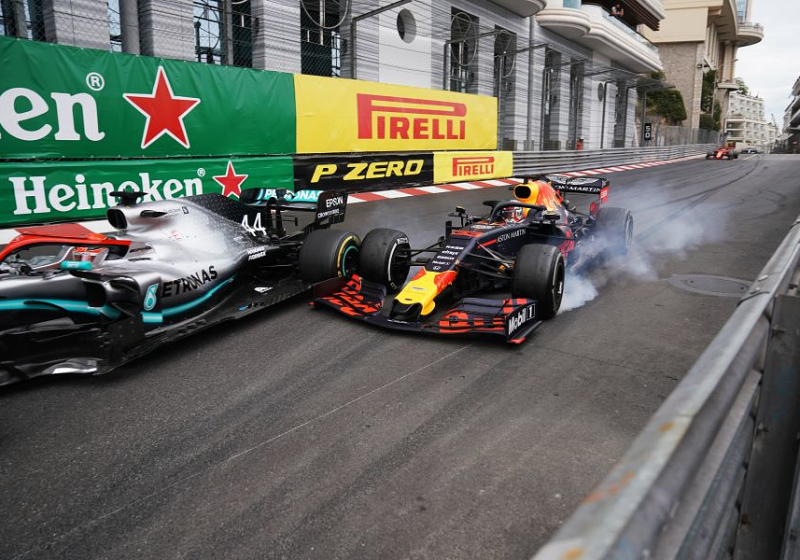 Hamilton: "Verstappen en ik hebben elkaar vaker dan één keer geraakt"