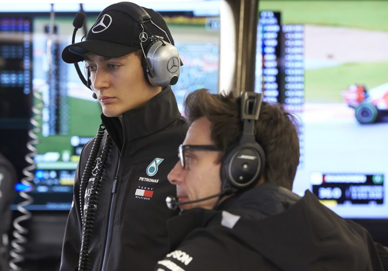 Alan Jones neemt Russell in bescherming na 'domme' opmerkingen van Wolff