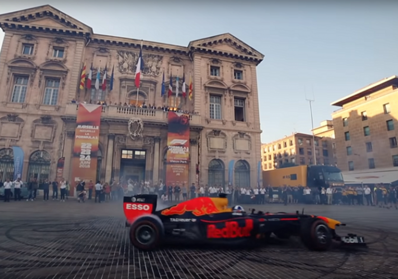 VIDEO: David Coulthard geeft show weg met RB7 in Marseille