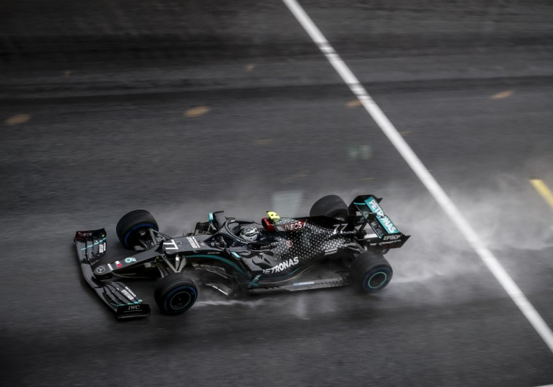 Hamilton pakt pole position: "Zag bijna niets"