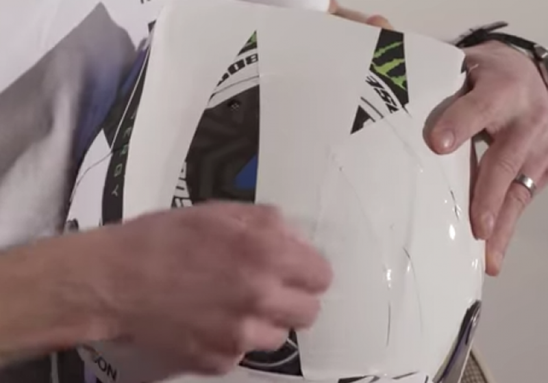 VIDEO: Valtteri Bottas onthult zijn helm voor 2018