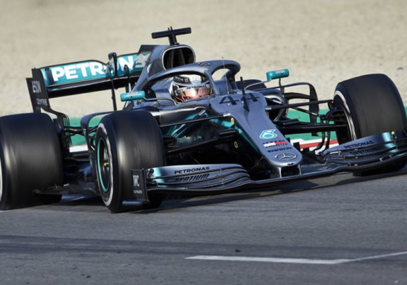 Hamilton niet blij met nieuwe Pirelli's: "Het wordt een uitdaging"